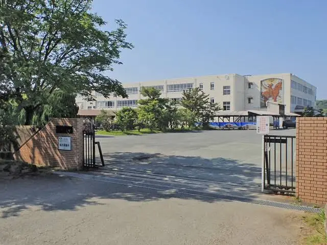 現在の校門と校舎