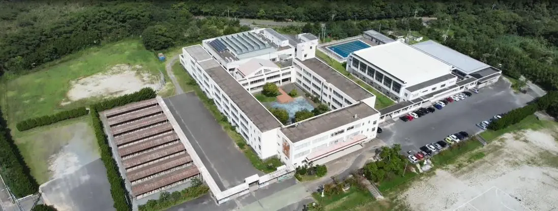 上空から見た志摩中学校の校舎と体育館